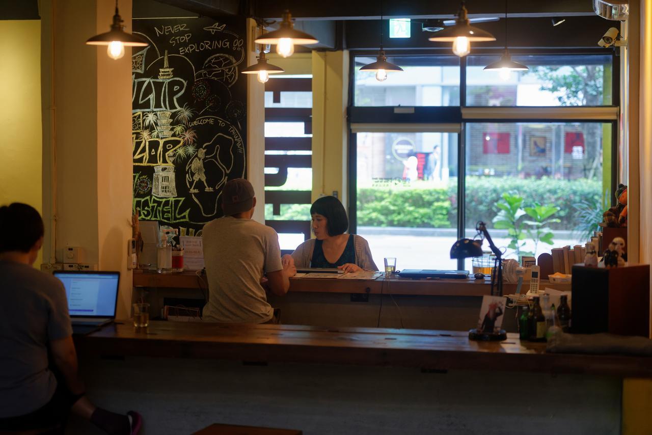 Flip Flop Hostel - Main Station Taipei Esterno foto