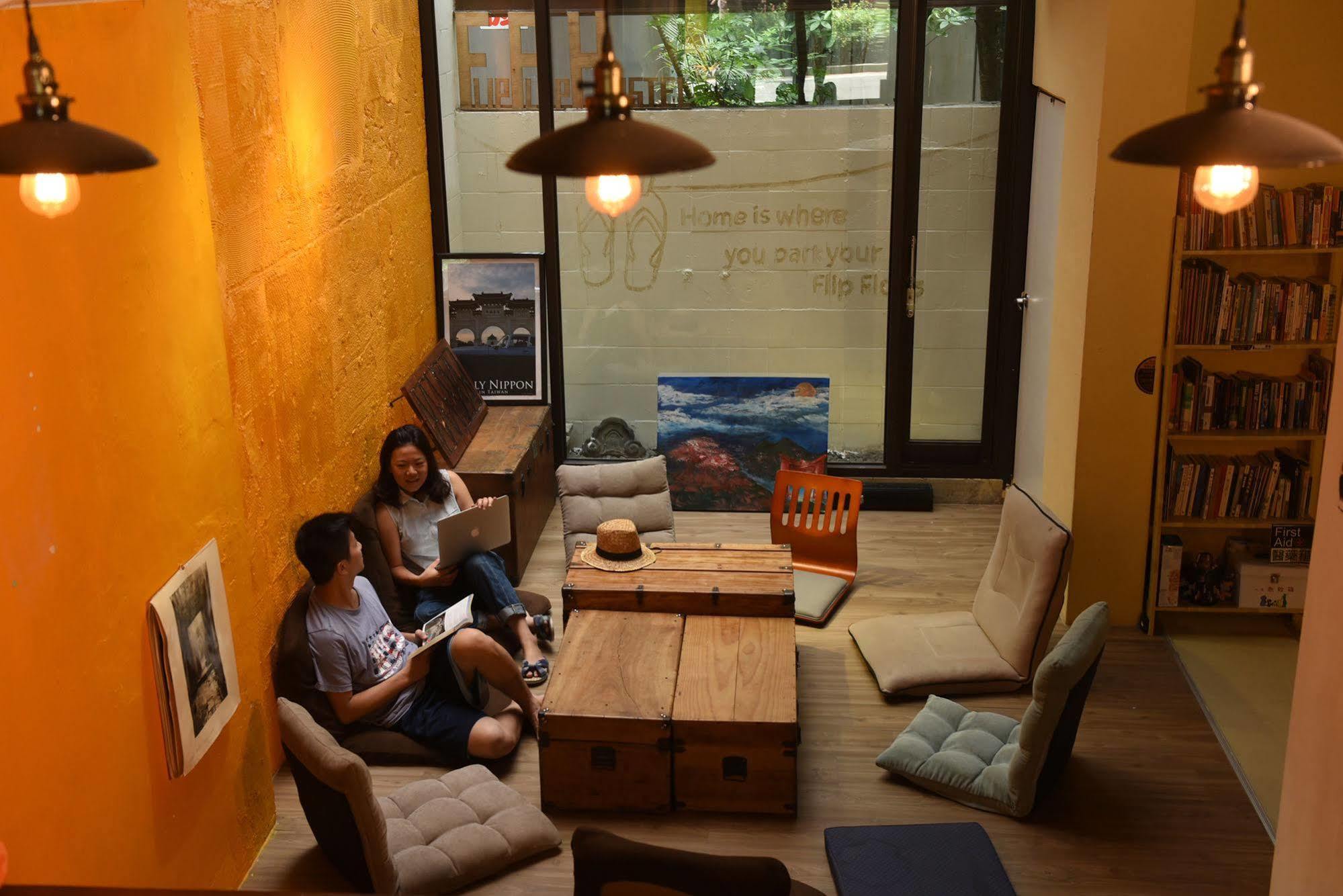 Flip Flop Hostel - Main Station Taipei Esterno foto