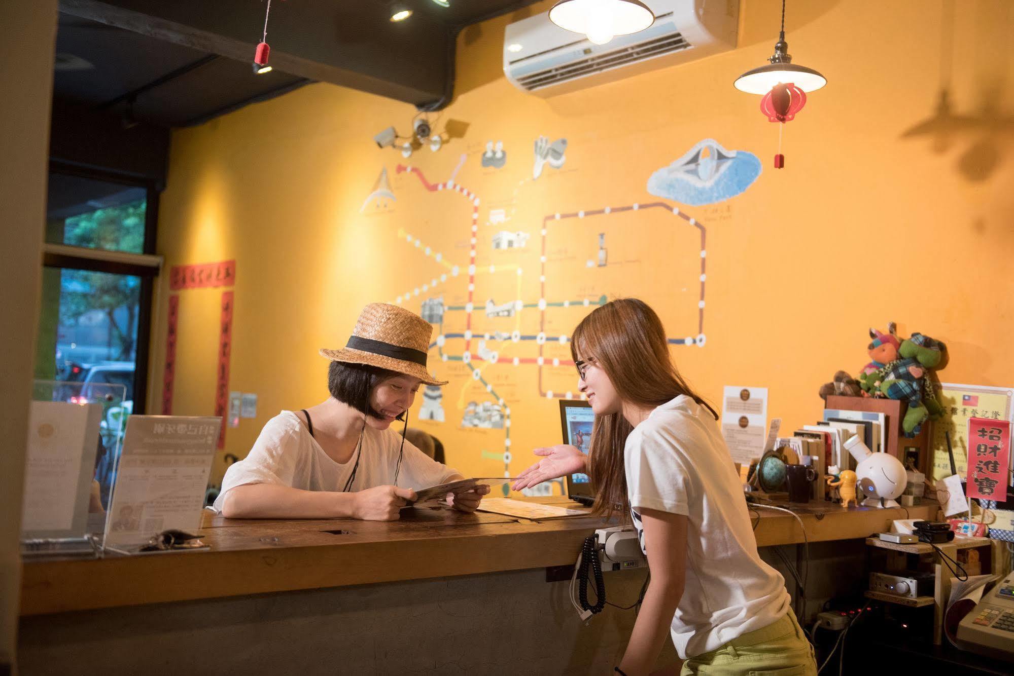Flip Flop Hostel - Main Station Taipei Esterno foto
